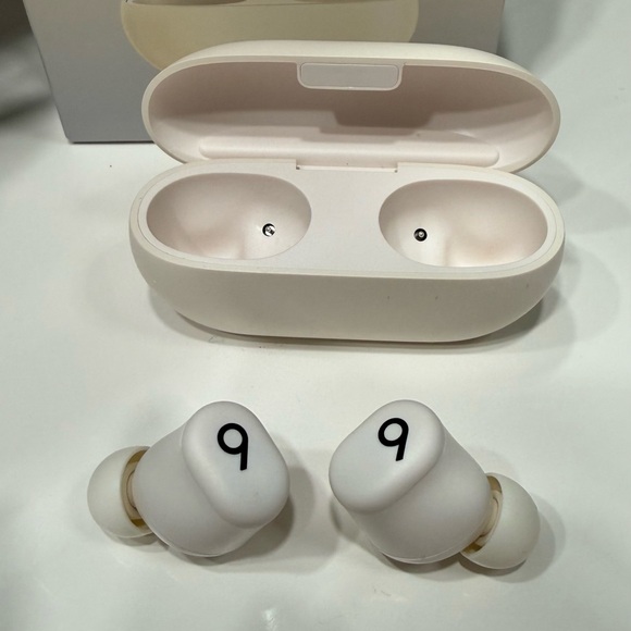 Beats Solo Wireless Earbuds Cream - Picture 8 of 8